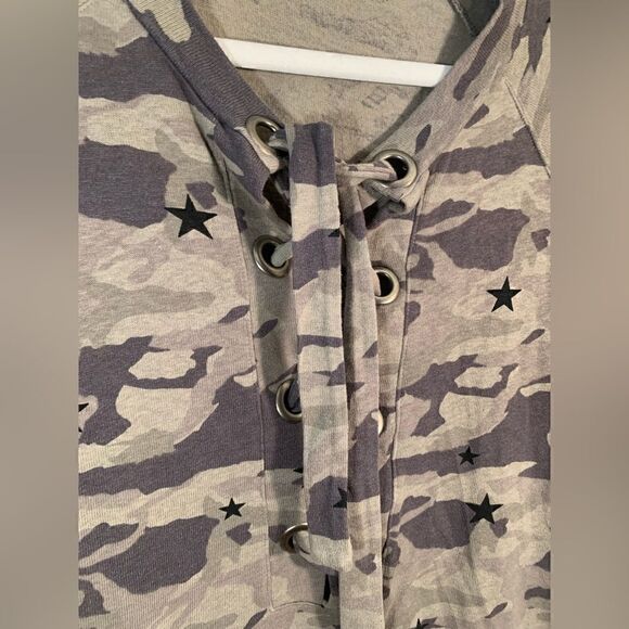 Monrow EUC camouflage print front lace up sweatshirt Size Small - Picture 4 of 5